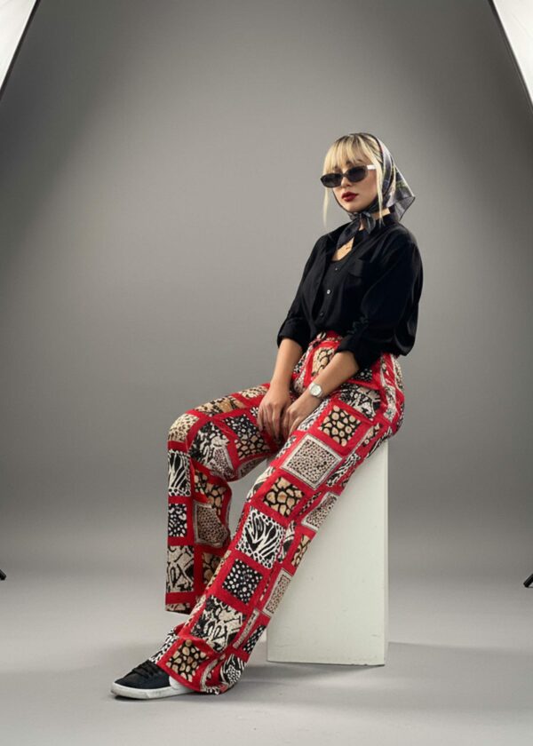 شلوار زنانه طرح پچ‌ورک هنری – مدل Red Mosaic