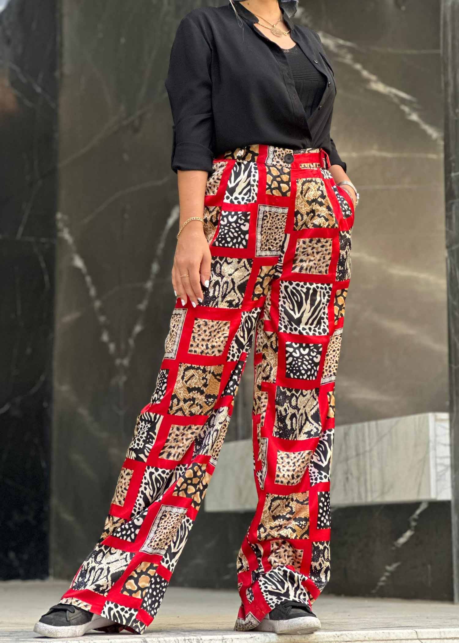 شلوار زنانه طرح پچ‌ورک هنری – مدل Red Mosaic