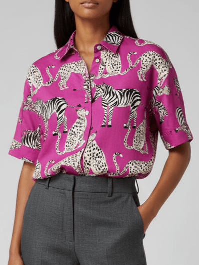 شومیز زنانه آستین کوتاه طرح حیوانات وحشی روی زمینه سرخابی