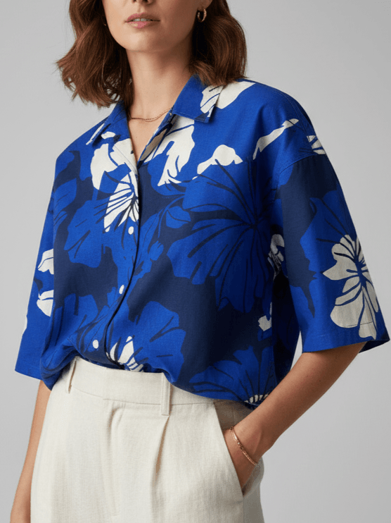 شومیز زنانه آستین کوتاه طرح گل سفید روی زمینه آبی